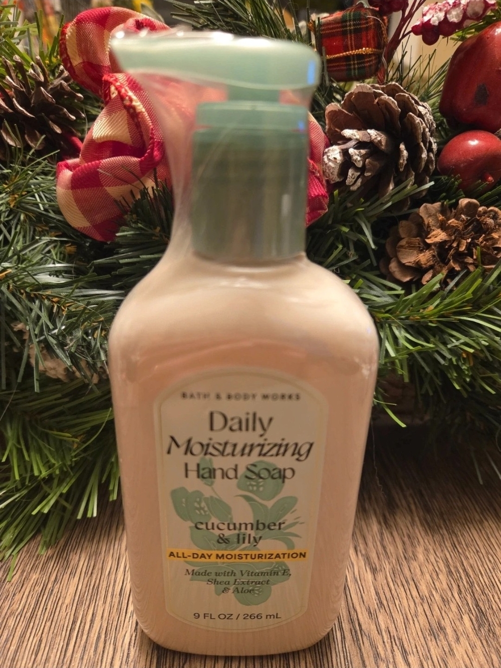 Bath & Body Works Daily Moisturizing Hand Soap - Light Green & Cream